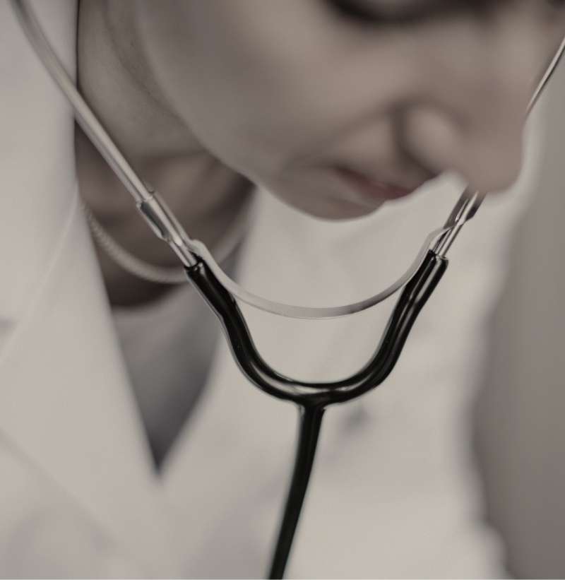 Foto medico leyendo sus notas para plan de salud